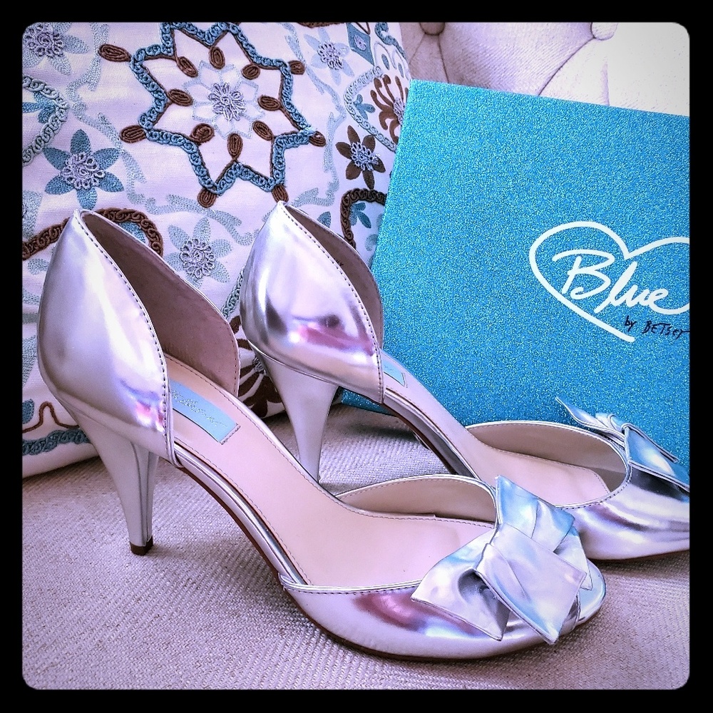 NWT, POLISHED SILVER BETSEY JOHNSON LEATHER SHOES.  Size 8.5 approx 3 inch heels